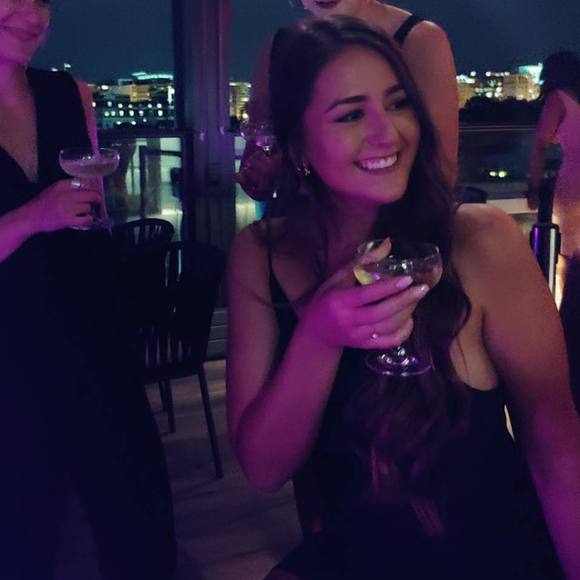 Profile Picture of Danielle Zehnder (@daniellezehnder) on Poshmark