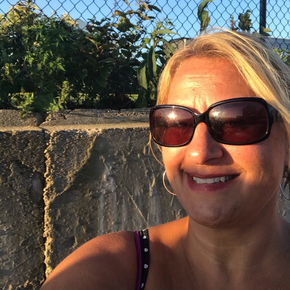 Profile Picture of Julie Sharpy (@juliesharpy) on Poshmark
