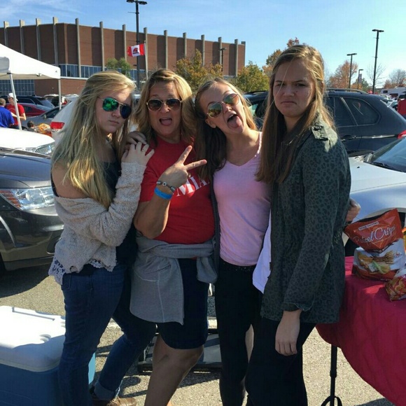 Profile Picture of Kelly Heschel (@heschels) on Poshmark