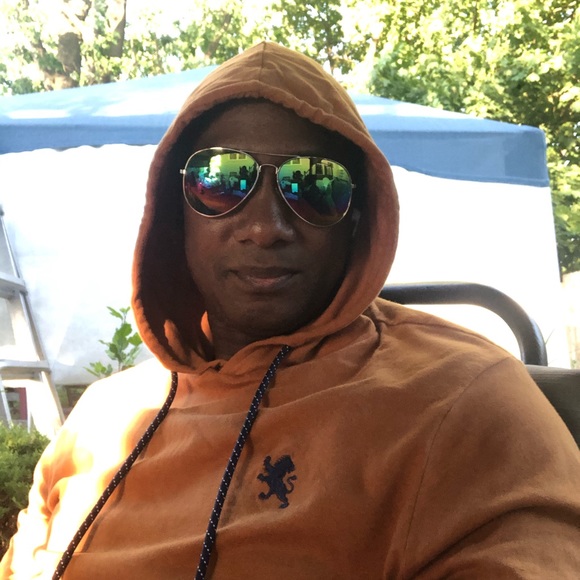 Profile Picture of Max Louis (@snkpose17) on Poshmark