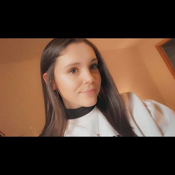 Profile Picture of Danielle Flint (@danielleflint) on Poshmark