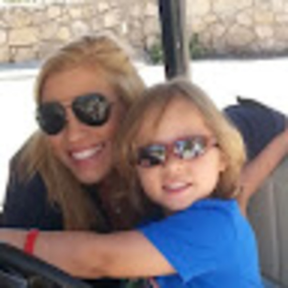 Profile Picture of Liz Valasky (@lizvalasky) on Poshmark