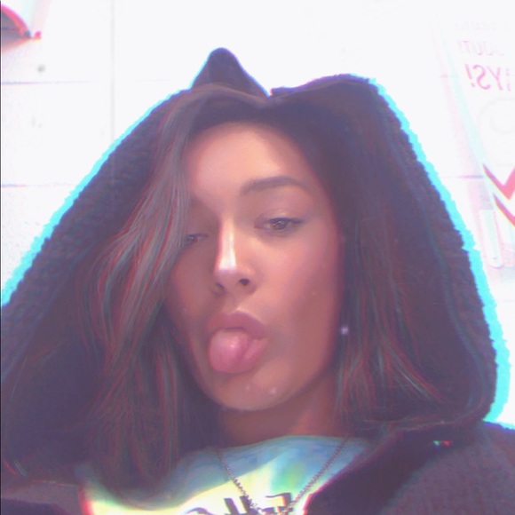 Profile Picture of Alaina Walsh (@alainawalsh__) on Poshmark