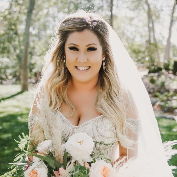 Profile Picture of Danielle Mossman (@diamondstars) on Poshmark