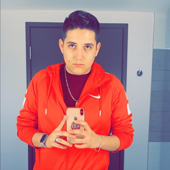 Profile Picture of Luis Barragan (@luisgudino32) on Poshmark