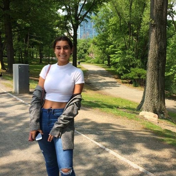 Profile Picture of Juliana Ulloa (@julianaulloa) on Poshmark