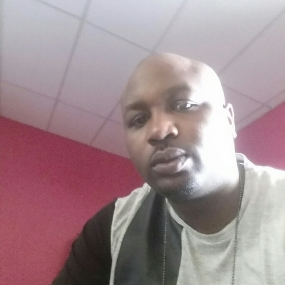 Profile Picture of David Malloy (@davalutchi) on Poshmark