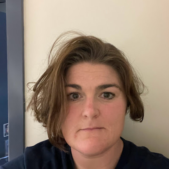 Profile Picture of Laura James (@laurajamxs) on Poshmark