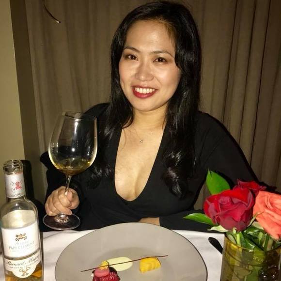 Profile Picture of Weijia Li (@vickiephg) on Poshmark