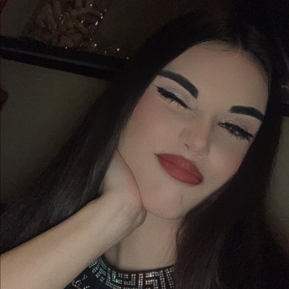 Profile Picture of Alexia Feier (@afei23) on Poshmark