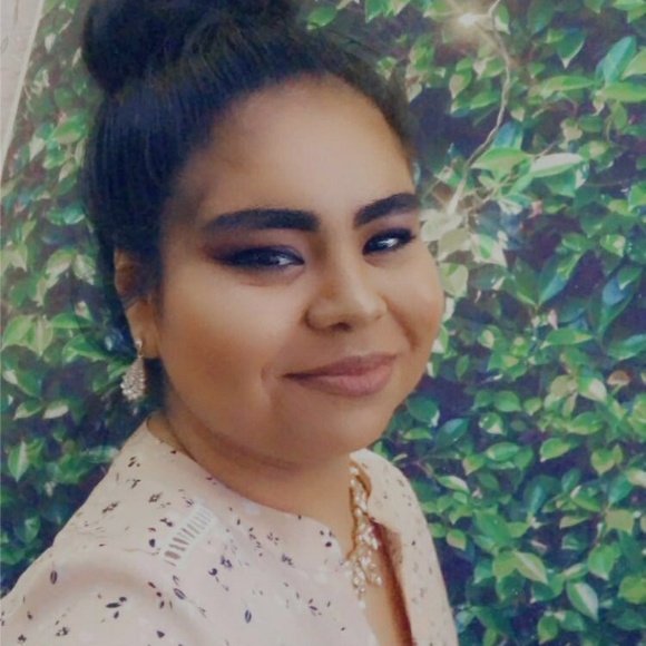 Profile Picture of Elizabeth Tiscareno (@eliza3242) on Poshmark