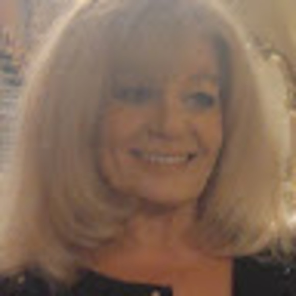 Profile Picture of Lisa Everton (@lisa_everton) on Poshmark
