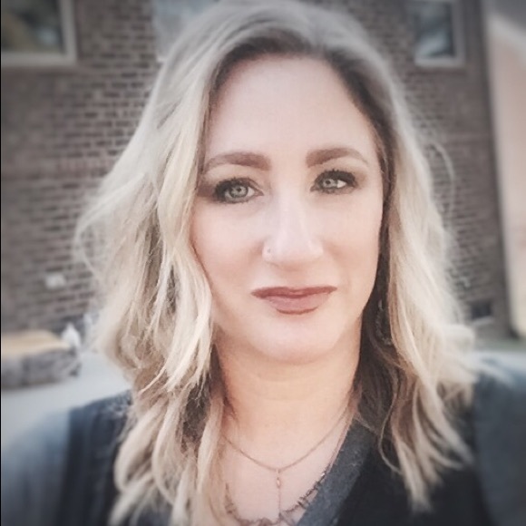 Profile Picture of Jen Ragan (@jragan88) on Poshmark