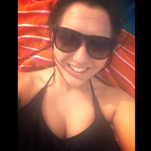 Profile Picture of Angela Miles (@angelamiless) on Poshmark