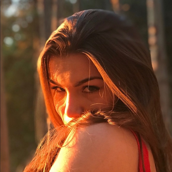 Profile Picture of Grace Andruss (@graceandruss) on Poshmark