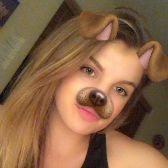 Profile Picture of Mia Gruler (@miagruler) on Poshmark
