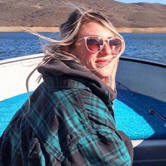 Emily Duffett - Poshmark Profile Picture of Emily Duffett (@emjoyduffy) on Poshmark