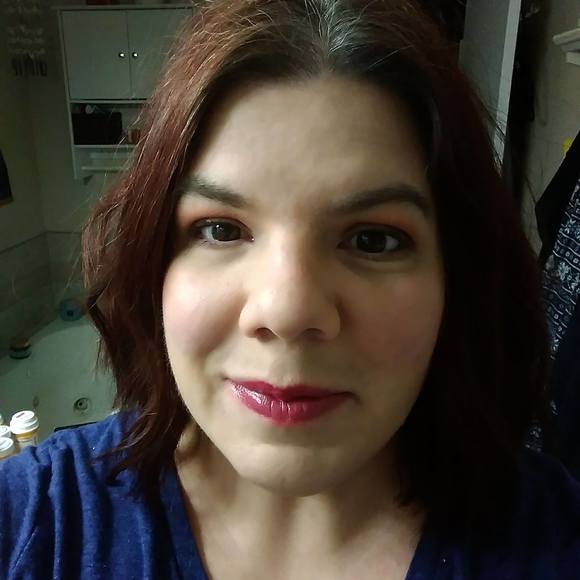 Profile Picture of Amanda Overhulser (@lilsisterthree) on Poshmark