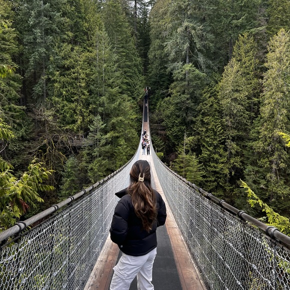 Profile Picture of Taylor Arakaki (@taylorarakaki__) on Poshmark