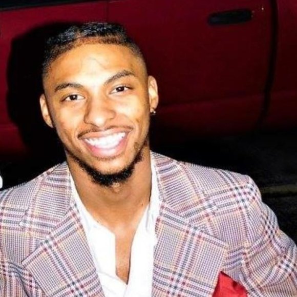 Profile Picture of Aaron Pettigrew (@aaron_pettigrew) on Poshmark