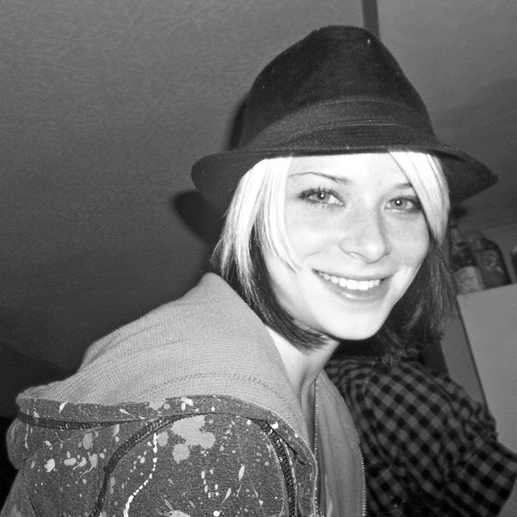 Profile Picture of Amanda Marksberry (@obscure321) on Poshmark