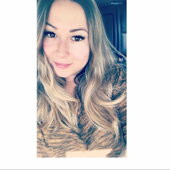 Profile Picture of Danielle Scheick (@lldeex3ll) on Poshmark