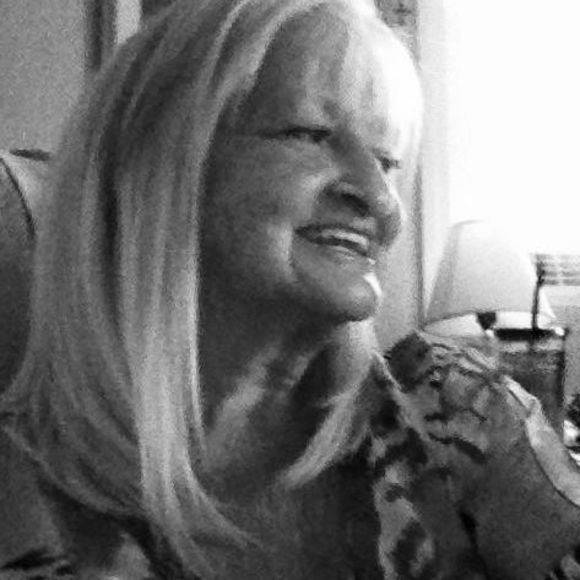 Profile Picture of Ruthie Delsolio (@ruthiedel) on Poshmark