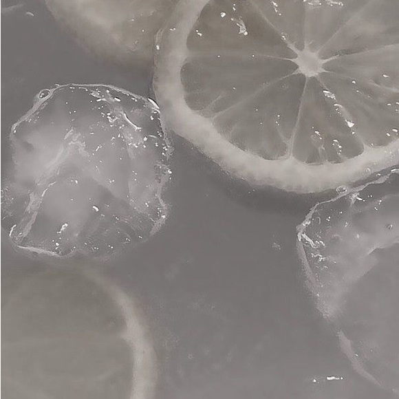 Profile Picture of Kiara Carnero (@kiaracarnero) on Poshmark