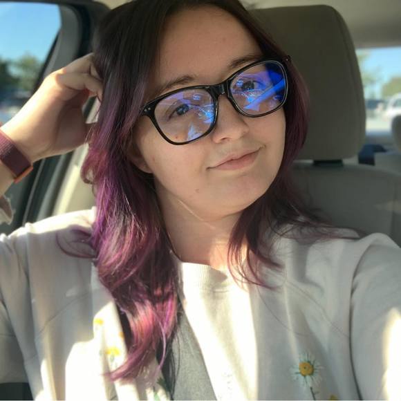 Profile Picture of Elizabeth Stebens (@estebens) on Poshmark