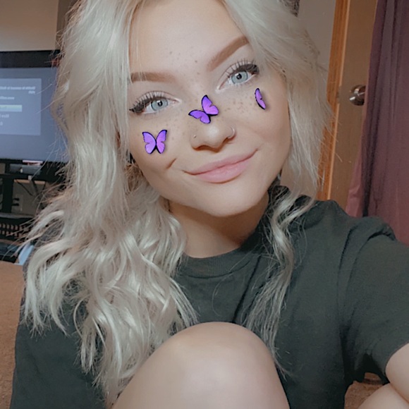 Profile Picture of Taylor Moudry (@moudrytaylor) on Poshmark