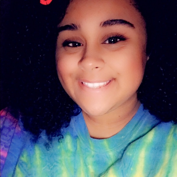 Profile Picture of Alivia Mitchell (@aliviarenee) on Poshmark