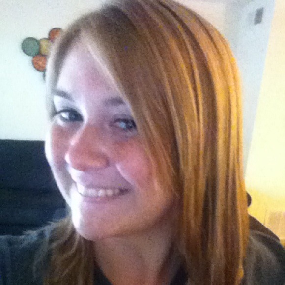 Profile Picture of Nikki Stone (@nstone2005) on Poshmark