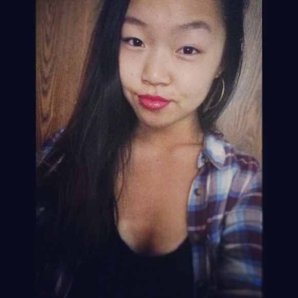 Profile Picture of Stephanie Yip (@stephanie__lx) on Poshmark