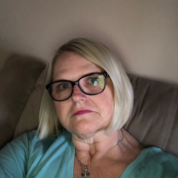 Profile Picture of Dianne Hermeling (@dndmom4u) on Poshmark