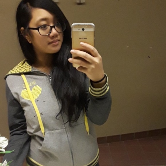 Profile Picture of Amanda Nosavanh (@amandanosavanh) on Poshmark