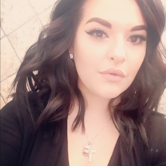 Profile Picture of Yelitza Gonzalez (@yelitzagb87) on Poshmark