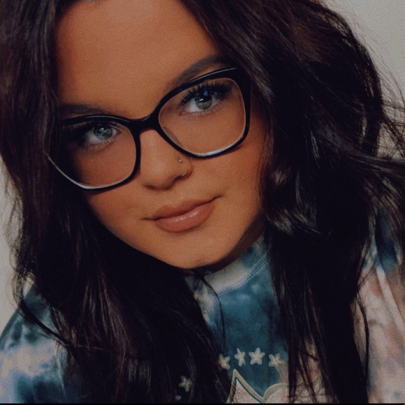 Sydney Gronboldt - Poshmark Profile Picture of Sydney Gronboldt (@sybneyzzz) on Poshmark