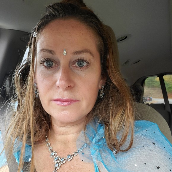 Profile Picture of Bethany Danielle (@bethanyusa828) on Poshmark