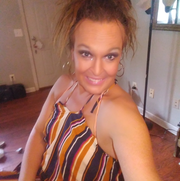 Profile Picture of Kelly Long (@rudymarklove22) on Poshmark