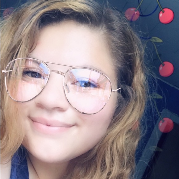 Profile Picture of Samantha Mokshefsky (@samaliamok) on Poshmark