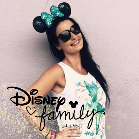 Profile Picture of Robyn Coriell (@r0byn) on Poshmark