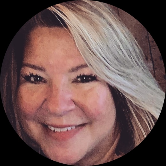 Profile Picture of Lisa Zacharias (@mrslolaz) on Poshmark