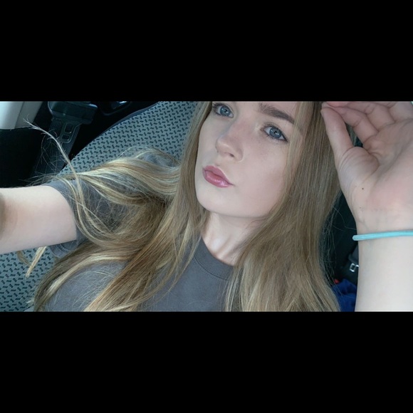 Profile Picture of Julia Ferrell (@juliaferrell18) on Poshmark
