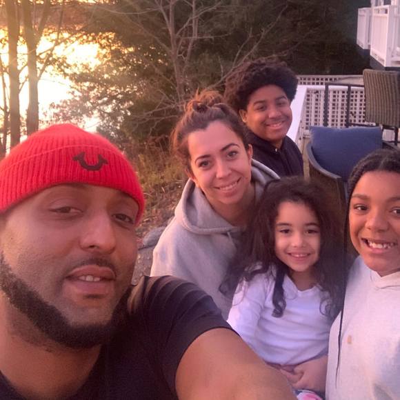 Profile Picture of Vanessa Travassos (@vraulino) on Poshmark