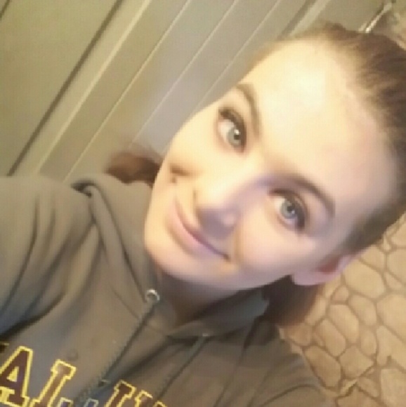 Profile Picture of Danielle Gerlock (@danigirl2016) on Poshmark