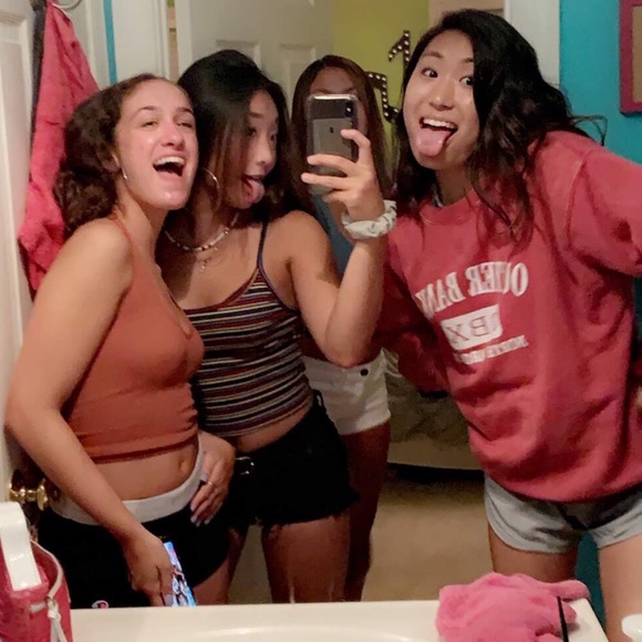 Profile Picture of Sam Cho (@sammyecho0410) on Poshmark