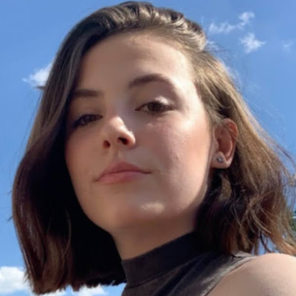 Profile Picture of Alyssa Baer (@alyssarbaer) on Poshmark