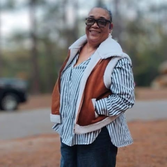 Profile Picture of Vivian Joyner (@dvparsons619) on Poshmark