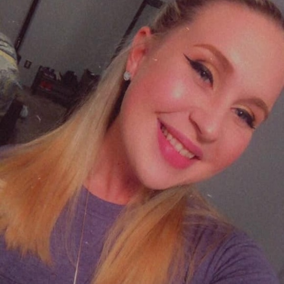 Profile Picture of Jordan Richards (@jordanbrooke__) on Poshmark
