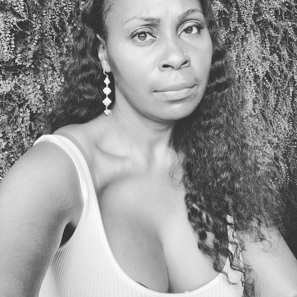 Profile Picture of Barbara Wiley (@barbarafaye81) on Poshmark